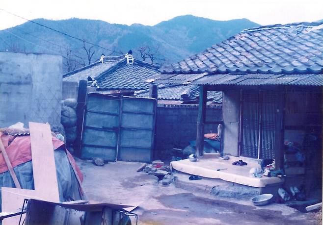 경남 밀양에서 필자가 15살 때까지 살던 고향집. 농촌의 작은 방 두개인 집에서 온 식구가 이불 하나를 당기고 밀며 살았다. 필자 제공