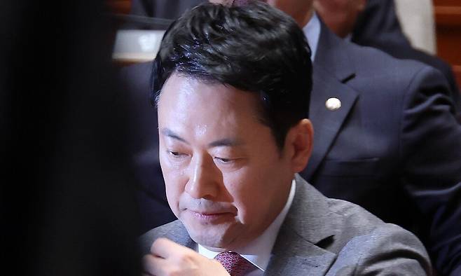 국민의힘 장동혁 대표가 9일 국회에서 열린 긴급 의원총회에서 송언석 원내대표의 발언을 듣고 있다. 연합뉴스