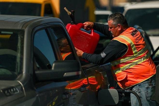 2026년 3월2일 미국 캘리포니아주 로스앤젤레스 마리나델레이 지역의 한 주유소에서 운전자가 휘발유를 가득 채운 통을 트럭 적재함에 싣고 있다. AFP 연합뉴스