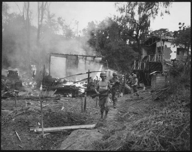 인천상륙작전 당시 미 해병대원들이 월미도를 점령한 직후 정찰 작전을 하고 있다. 미 국립문서기록관리청