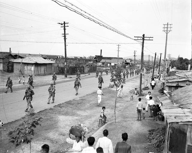 1950년 9월 17일 미 해병대 선두 병력이 인천에서 서울 방면으로 행진하고 있다. 미 해병대