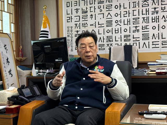 가세로 충남 태안군수가 지난달 27일 본보와 인터뷰에서 동서트레일 등을 이용한 태안 관광산업 육성 방안에 대해 이야기하고 있다. 태안=정민승 기자