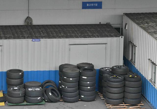 3일 울산 북구 효문공단의 공장 안에 타이어가 쌓여 있다. 울산=최주연 기자
