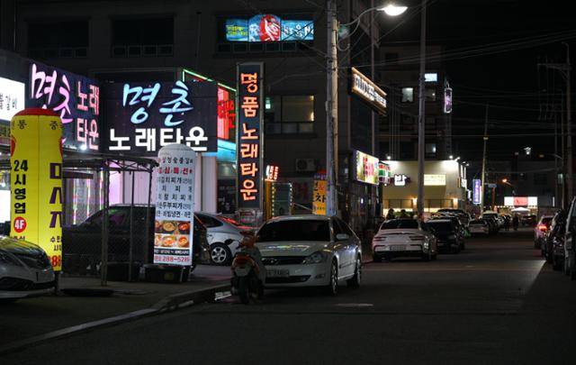 3일 울산 북구 명촌동의 밤거리가 한산하다. 울산=최주연 기자