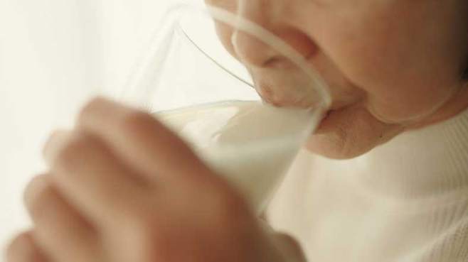 우유에 들어 있는 프롤린과 글리신은 체내 콜라겐 합성에 사용되는 대표적인 아미노산으로, 피부 탄력 유지와 관절 건강에 도움이 될 수 있다./사진=게티이미지뱅크