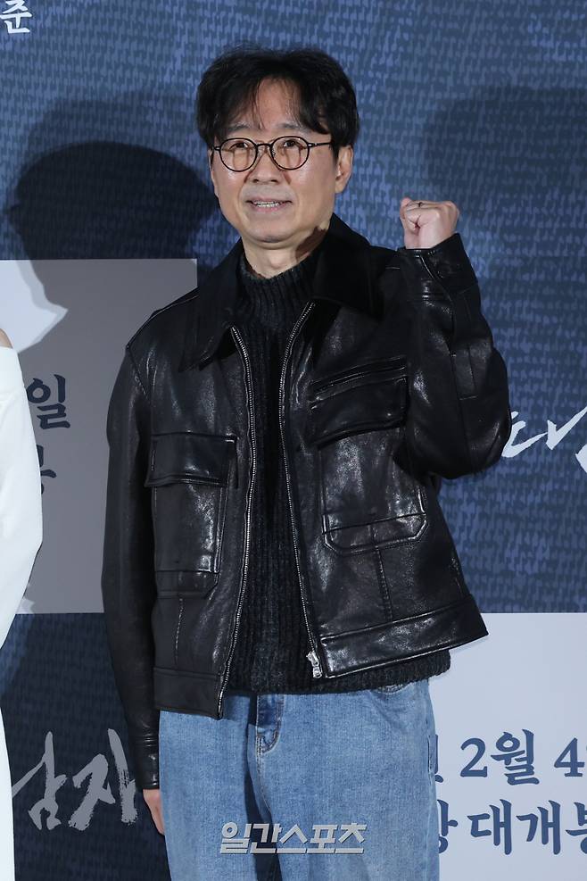 장항준 감독이 19일 오전 서울 용산구 CGV 용산아이파크몰에서 열린 영화 '왕과 사는 남자' 제작보고회에 참석해 포토타임을 갖고 있다. 서병수 기자 qudtn@edaily.co.kr /2025.12.19/