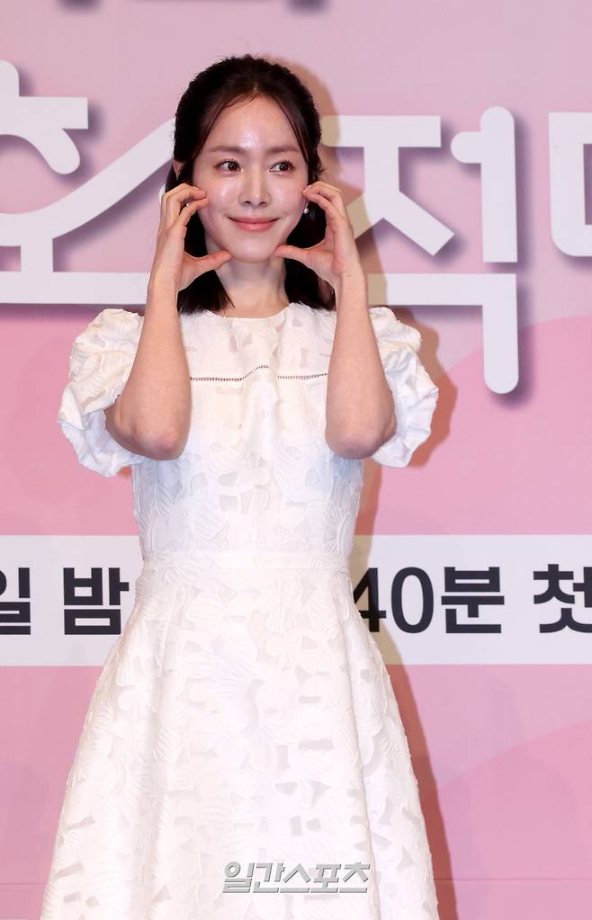 한지민이 26일 오후 서울 구로구 더링크호텔에서 열린 JTBC 새 토일드라마 ‘미혼남녀의 효율적 만남’ 제작발표회에서 포토타임동안 포즈를 취하고 있다. 김민규 기자 mgkim1@edaily.co.kr /2025.02.26/