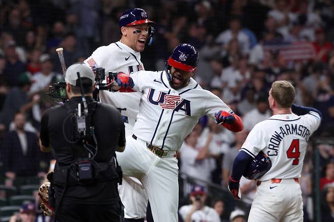 <yonhap photo-4264=""> Mar 7, 2026; Houston, TX, United States; United States right fielder Aaron Judge (99) and center fielder Pete Crow-Armstrong (4) congratulate designated hitter Kyle Schwarber (12) after hitting a two-run home run against Great Britain during the fifth inning at Daikin Park. Mandatory Credit: Troy Taormina-Imagn Images/2026-03-08 12:06:10/ <저작권자 ⓒ 1980~2026 ㈜연합뉴스. 무단 전재 재배포 금지, AI 학습 및 활용 금지></yonhap>