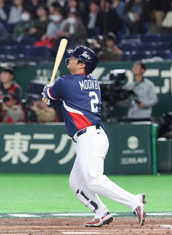 <yonhap photo-6203="">9일 일본 도쿄돔에서 열린 2026 월드베이스볼클래식(WBC) C조 조별리그 최종전 대한민국과 호주의 경기. 2회초 무사 1루 한국 문보경이 2점 홈런을 치고 있다. 2026.3.9 [연합뉴스]</yonhap>