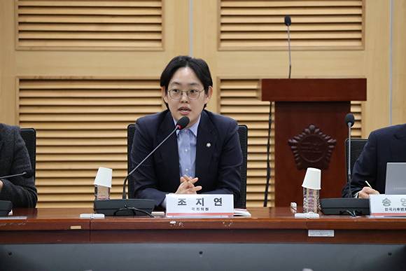 조지연 의원이 주최한 ‘기후적응법 제정 필요성과 입법과제 토론회’에서 조 의원이 발언하고 있다 [사진=조지연 의원실]