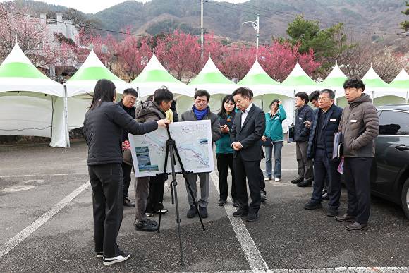 지난 6일 전남 광양시 관계자들이 제25회 광양매화축제장에서 축제 준비상황 브리핑을 듣고 있다. [사진=광양시]