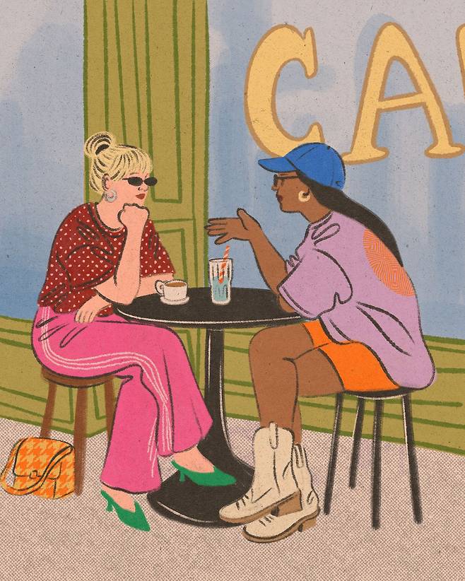 얼굴이나 표정이 드러나지 않아도 손끝의 각도와 몸의 기울기, 앉아 있는 자세만으로 관계의 온도가 은근히 전해진다. ©Haley Tippmann