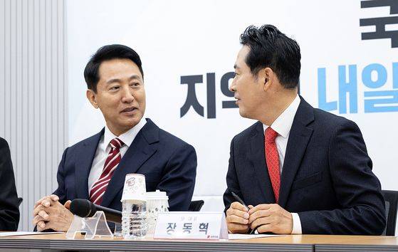 2025년 11월 서울 여의도 국민의힘 중앙당사에서 열린 지방선거총괄기획단 및 시·도 광역단체장 연석회의에 참석한 오세훈 서울시장(왼쪽)과 장동혁 국민의힘 대표. 뉴스1