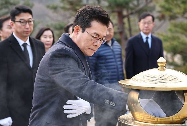 정원오 더불어민주당 서울시장 예비후보가 9일 서울 동작구 국립서울현충원 김대중 전 대통령묘소를 찾아 분향하고 있다. 뉴스1