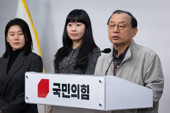 이정현 국민의힘 공천관리위원장이 9일 서울 여의도 중앙당사에서 기자간담회를 열고 취재진 질문에 답하고 있다.뉴스1