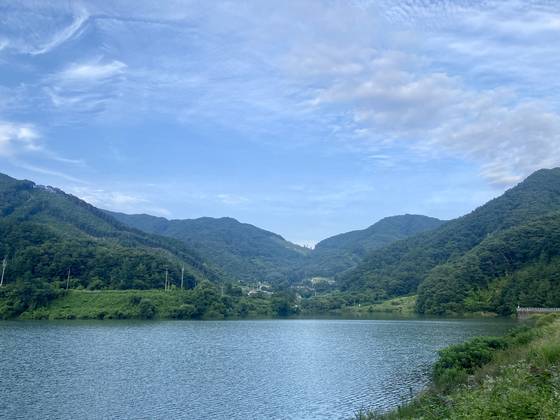 강원도 원주시 귀래면 운남리와 충북 제천시 백운면 화당리 경계에 있는 뱃재(사진 가운데 능선이 움푹 들어간 곳). 마을 사람들이 유배 가던 단종에게 큰절을 올렸다고 해서 붙은 이름이라고 전해진다. 김홍준 기자