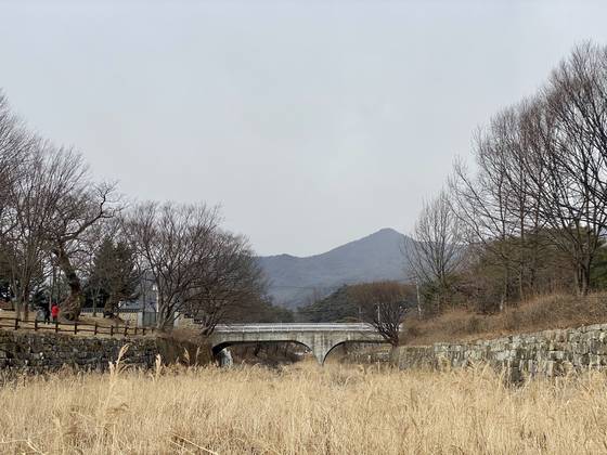 경북 영주시 순흥면 내죽리와 청구리를 잇는 제월교(霽月橋). 퇴계 이황이 ‘장맛비가 걷힌 뒤 맑은 하늘같은 선비의 기운이 감돈다’는 뜻으로 이름 붙였다. 본래는 '청다리'라 불렀는데, 사람들이 이곳에 버려진 아이들을 데려다 키웠다고 해서 '다리 밑에서 주워왔다'는 말이 생겼다고 한다. 단종복위 운동이 발각되면서 금성대군을 비롯한 순흥의 유림들이 참형을 당하자 그들의 아이들이 이곳에 피신해 있었다고도 전해진다. 김홍준 기자