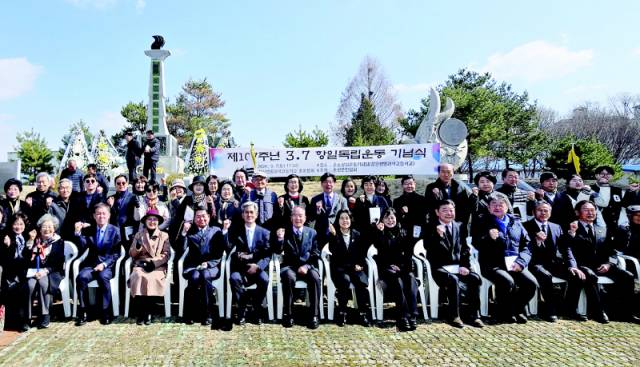 ▲ 강원생명과학고 총동창회(회장 이상호)는 7일 춘농항일운동기념탑 앞에서 김진태 강원도지사, 신경호 도교육감, 김진호 춘천시의장, 강인숙 강원생명과학고 교장, 송병숙 춘천문인협회장, 김문덕 광복회 강원도지부장, 오동철 춘천역사문화연구회 사무국장, 유공자 유족과 동문 등 100여명이 참석한 가운데 제107주년 3·7 항일독립운동 기념식을 개최했다.   최현정 기자