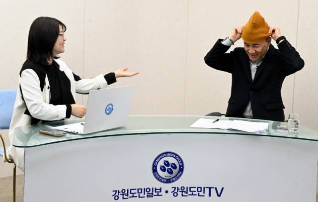 ▲ 김진태 도지사가 인터뷰 도중 비니를 벗으면서 삭발 당시 심경을 밝히고 있다.  김정호 기자