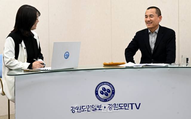 ▲ 강원특별법 조기 처리를 촉구하며 삭발 투쟁에 나섰던 김진태 강원도지사가 4일 본사 스튜디오에서 박지은 정치부장과 ‘6·3 지방선거 직격인터뷰’를 가졌다. 김정호 기자