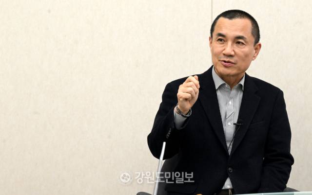 ▲ 강원특별법 조기 처리를 촉구하며 삭발 투쟁에 나섰던 김진태 강원도지사가 4일 본사 스튜디오에서 ‘6·3 지방선거 직격인터뷰’를 가졌다. 김정호 기자