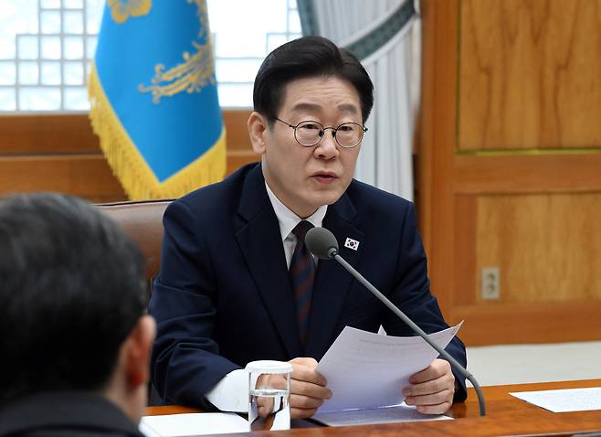 이재명 대통령이 9일 서울 청와대 본관에서 열린 중동 상황 관련 비상경제점검회의에서 모두발언을 하고 있다. 청와대사진기자단