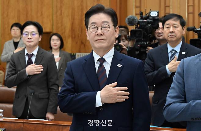 이재명 대통령이 9일 서울 청와대 본관에서 열린 중동 상황 관련 비상경제점검회의에서 국민의례를 하고 있다. 청와대사진기자단