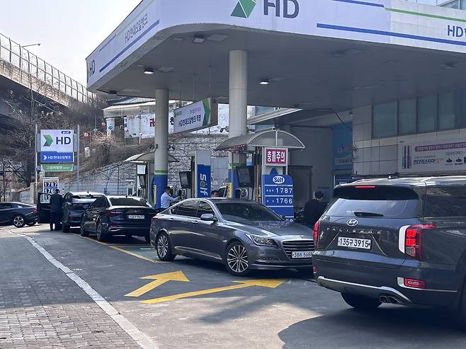 Cars line up to refuel at a low-price gas station in Seongbuk District, central Seoul, on March 9. [KIM YE-JUNG]