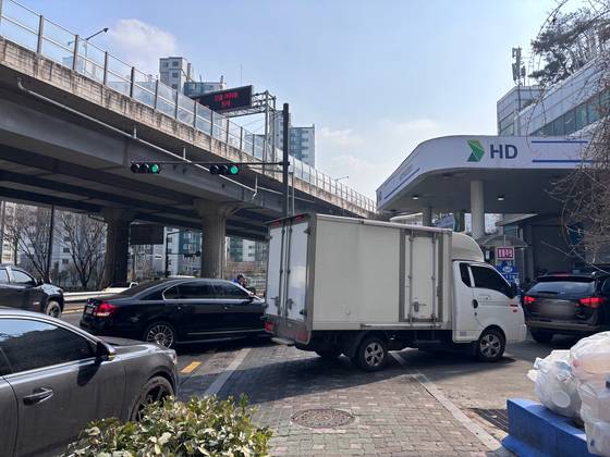 Cars line up to refuel at a low-price gas station in Seongbuk District, central Seoul, on March 9. [KWAN JOO-YOUNG]