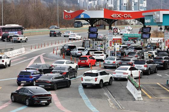 Cars line up at a gas station in Seocho District, southern Seoul, as domestic fuel prices rise following the war between the United States and Iran on March 8. [JOONGANG ILBO]