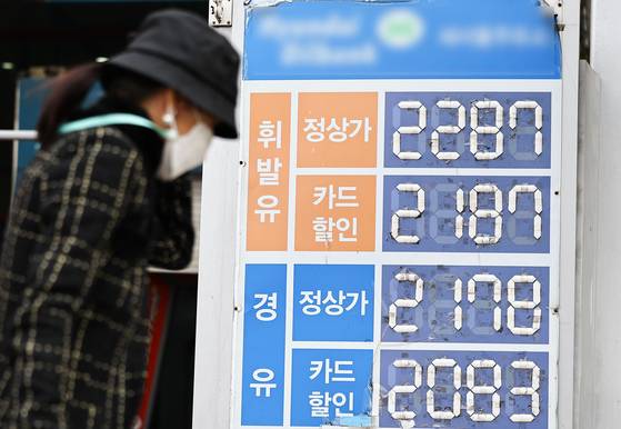 Fuel prices are displayed at a gas station in Seoul as global oil prices surpassed $100 per barrel following disruptions linked to the Strait of Hormuz on March 9. [JOONGANG ILBO]