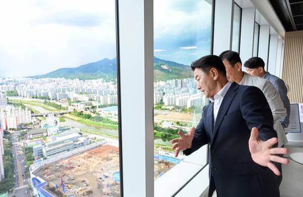 김동근 의정부시장이 창동· 노원역 개발현장을 지켜보고 있다. 의정부시 제공