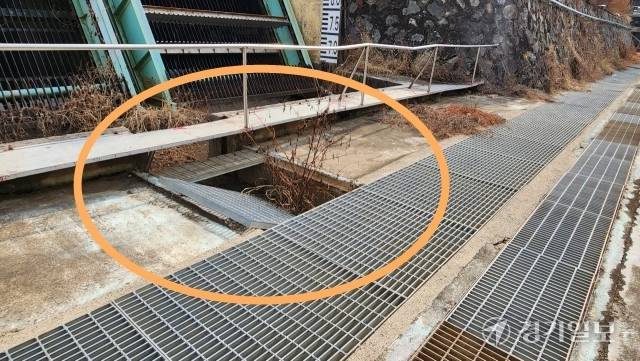 광명시 철산배수펌프장 유수지에 조성된 체육시설 내 배수로가 파손된 채 방치되고 있다. 한준호기자