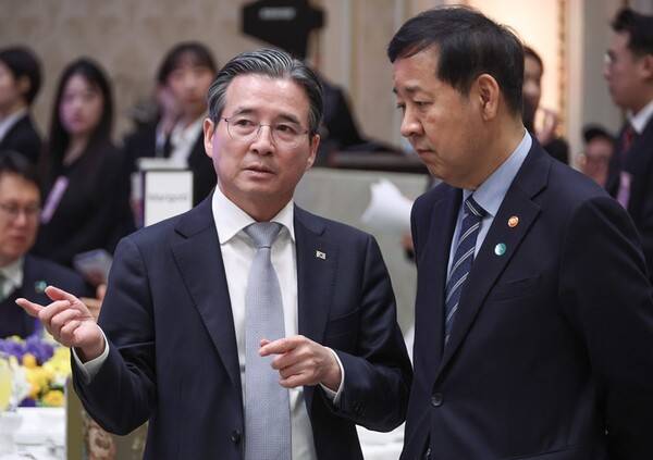 ▲김용범 청와대 정책실장(왼쪽)과 구윤철 부총리 겸 재정경제부 장관이 2월23일 청와대에서 열린 이재명 대통령 주최 루이스 이나시우 룰라 다시우바 브라질 대통령 국빈방한 환영 만찬에서 대화하고 있다.ⓒ연합뉴스