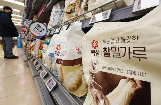 서울의 한 대형마트 밀가루 판매대. [연합뉴스]