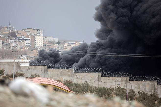 미국과 이스라엘의 공동 작전으로 8일(현지시간) 이란의 수도 테헤란에서 한 유조 탱크가 폭파돼 연기가 나는 모습. [UPI, 연합뉴스]