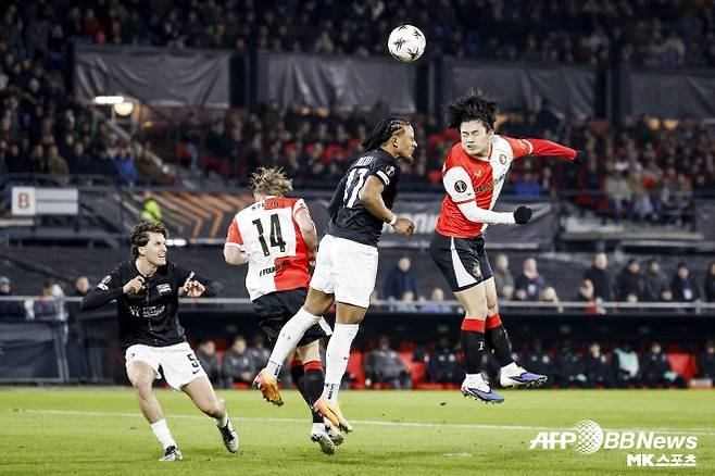 페예노르트에서 활약 중인 일본 축구 대표팀 공격수 우에다 아야세(사진 오른쪽). 사진=AFPBBNews=News1