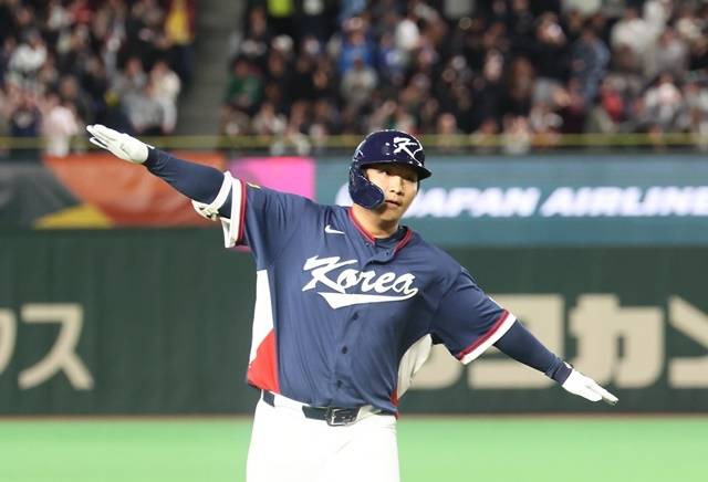 9일 일본 도쿄돔에서 열린 2026 월드베이스볼클래식(WBC) C조 조별리그 최종전 대한민국과 호주의 경기. 2회초 무사 1루 한국 문보경이 2점 홈런을 친 뒤 자축하고 있다. 사진=연합뉴스