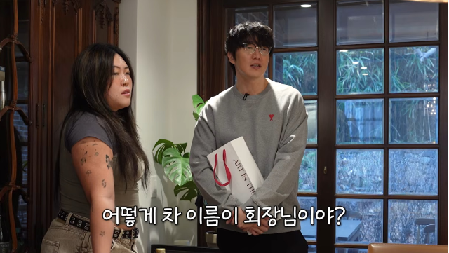 가수 성시경이 화장품 광고 모델 발탁 소식과 함께 몰라보게 날렵해진 비주얼을 공개하며 다이어트 성공을 알렸다. 사진= 유튜브 채널 ‘성시경’