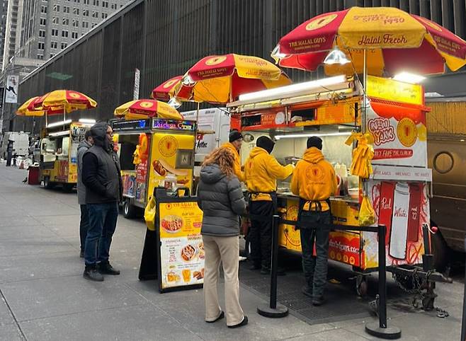 미국 뉴욕 맨해튼 중심가 현대미술관(MoMA) 인근 푸드트럭 '할랄가이즈'. /사진=심재현 특파원