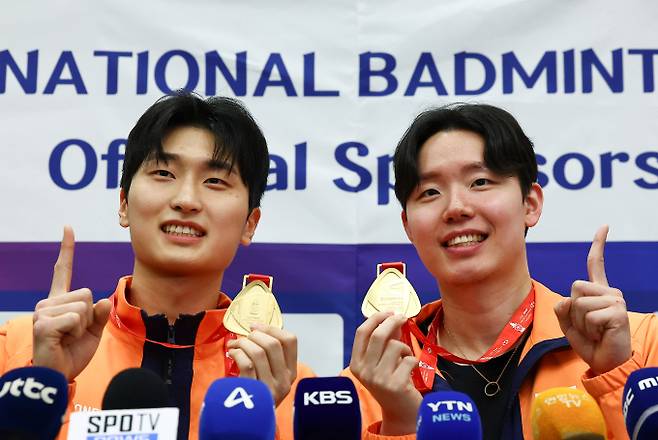 서승재-김원호(이상 삼성생명) 조가 배드민턴 전영오픈에서 남자 복식으로 지난해에 이어 최종 승리하며 2연패를 기록했다. 사진은 김원호(왼쪽)와 서승재가 지난해 12월22일 인천 중구 인천국제공항 제1여객터미널을 통해 귀국한 후 인터뷰 한 모습. /사진=뉴시스