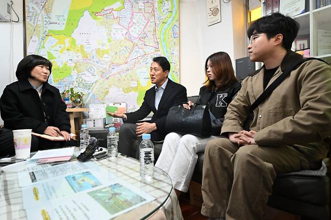 오세훈 서울시장이 9일 오후 동대문구 휘경동의 한 공인중개소에서 1인가구 청년들의 주거 고민을 들은 뒤 대화하고 있다./사진 제공=서울시