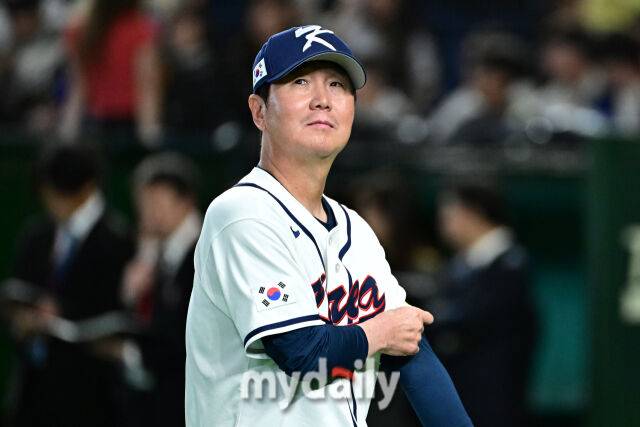 8일 일본 도쿄돔에서 열린 2026 월드 베이스볼 클래식(WBC) 조별리그 한국-대만 경기. 류지현 감독이 상대 감독과 인사를 나누고 더그아웃으로 향하고 있다./도쿄(일본) = 한혁승 기자