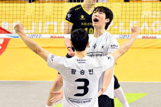 현대캐피탈 김진영이 비예나의 공격을 연속으로 막은 뒤 포효하고 있다 / 한국배구연맹 (KOVO)