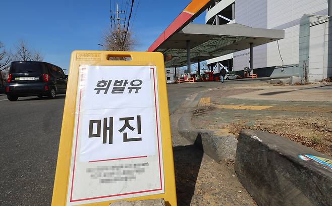 이란 사태가 장기화 가능성이 높아진 가운데 국내 주유소 기름값이 가파르게 상승하고 있다. 8일 인천 시내의 한 주유소 앞에 휘발유 매진 안내문이 붙어 있다. [연합]