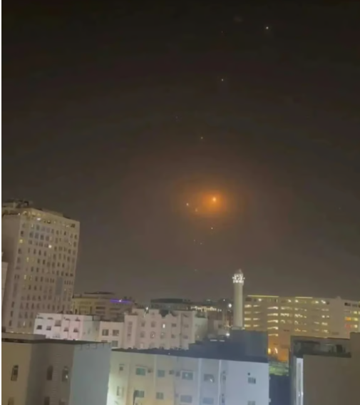 카타르 도하 상공에서 미사일이 폭발하고 있는 모습을 남편 위씨가 촬영했다. [SCMP 캡처]