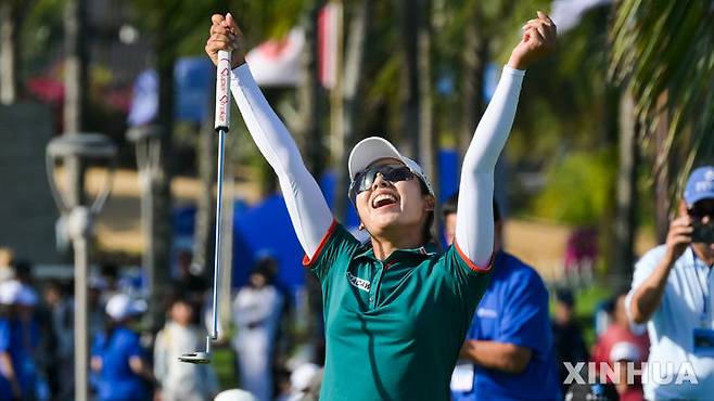 [링수이=신화/뉴시스] 이미향이 8일(현지 시간) 중국 하이난성 링수이의 지안 레이크 블루베이 골프클럽에서 열린 미국여자프로골프(LPGA) 투어 블루베이 LPGA 우승을 확정한 후 환호하고 있다. 이미향은 최종 합계 11언더파 277타로 우승, 약 9년 만에 정상에 올랐다. 2026.03.09.