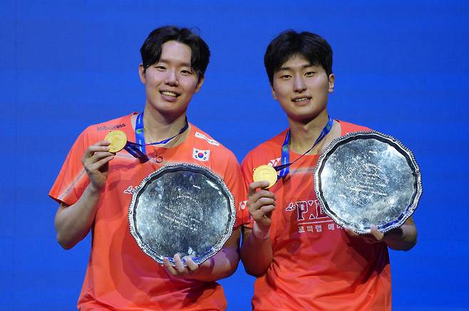[버밍엄=AP/뉴시스] 김원호와 서승재가 8일(현지 시간) 영국 버밍엄 유틸리티 아레나에서 열린 2026 세계배드민턴연맹(BWF) 월드 투어(슈퍼 1000) 전영오픈 남자 복식 정상에 올라 금메달을 들고 포즈를 취하고 있다. 김원호-서승재는 결승에서 아론 치아-소우이익 조(말레이시아)를 2-1(18-21 21-12 21-19)로 꺾고 우승하며 40년 만에 남자 복식 2연패를 기록했다. 2026.03.09.