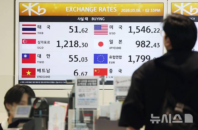 [인천공항=뉴시스] 김진아 기자 = 미국·이스라엘과 이란 간 전쟁 발발로 안전자산에 대한 선호심리가 상승하면서 원·달러 환율이 급등한 8일 인천국제공항 출국장 은행 환전소 전광판에 환율 정보가 나와있다.  이란 강경파가 차기 정부를 주도하게 되면서 전쟁이 장기화할 경우 원달러 환율은 1500원을 상회할 가능성이 제기된다. 고환율 지속 시 금융시장에 미치는 영향도 증폭될 전망이다. 2026.03.08. bluesoda@newsis.com