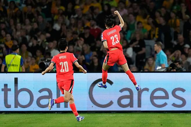 [시드니=AP/뉴시스] 강채림(오른쪽)이 8일(현지 시간) 호주 시드니 스타디움 오스트레일리아에서 열린 2026 아시아축구연맹(AFC) 여자 아시안컵 축구 조별 리그 A조 3차전 호주와 경기 후반 11분 팀 세 번째 골을 넣고 환호하고 있다. 한국은 3-2로 앞서가던 후반 추가 시간 실점해 3-3으로 비기며 A조 1위로 8강에 올랐다. 2026.03.08.